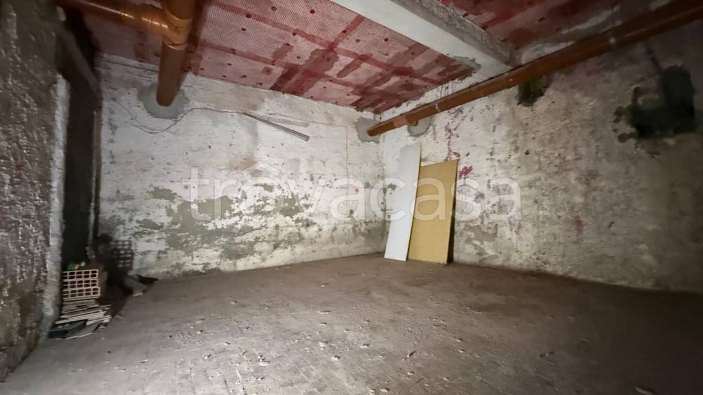 locale commerciale in vendita a Napoli in zona Bagnoli