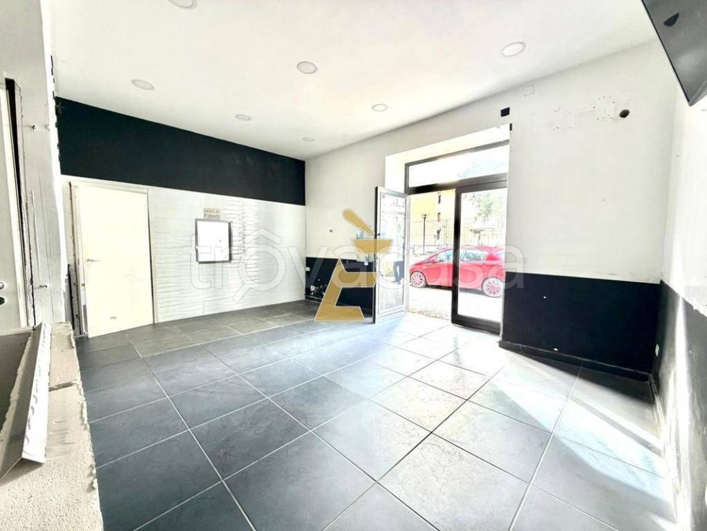 negozio in vendita a Napoli in zona Piscinola