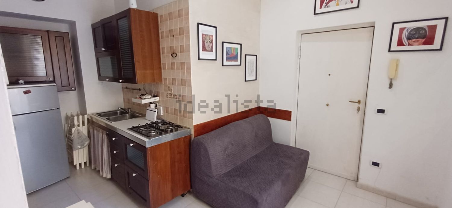 appartamento in vendita a Napoli in zona San Carlo all'Arena