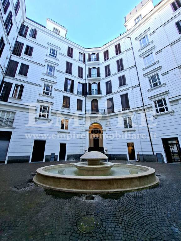 appartamento in vendita a Napoli in zona Chiaia