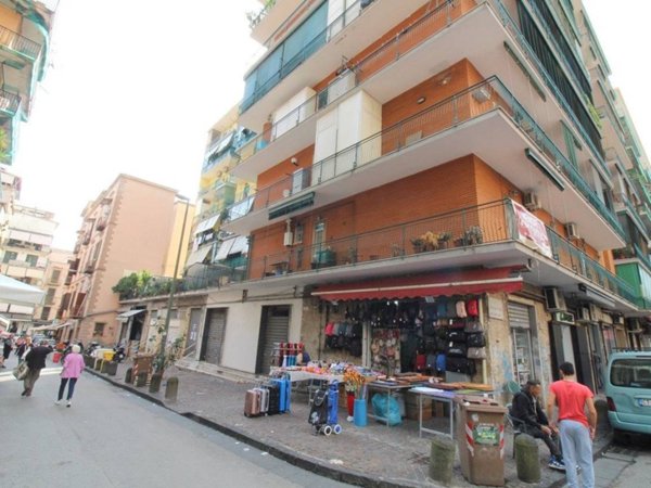 negozio in vendita a Napoli in zona Stella