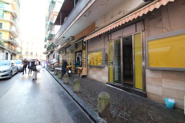 locale commerciale in vendita a Napoli in zona San Carlo all'Arena