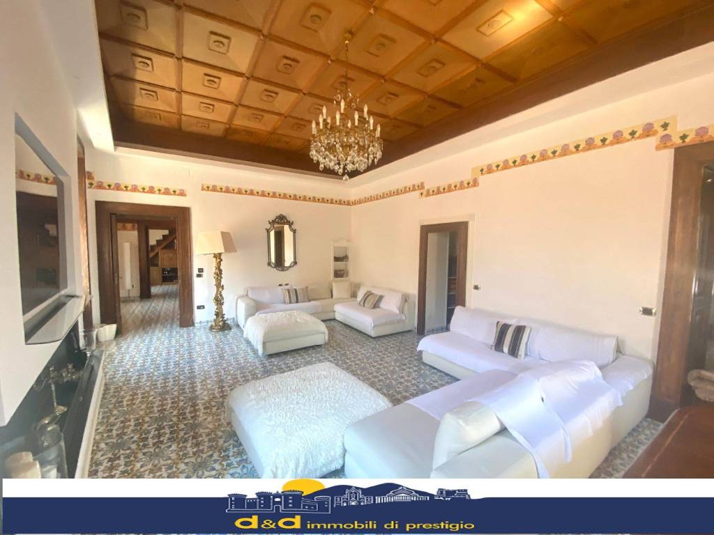 appartamento in vendita a Napoli in zona Chiaia