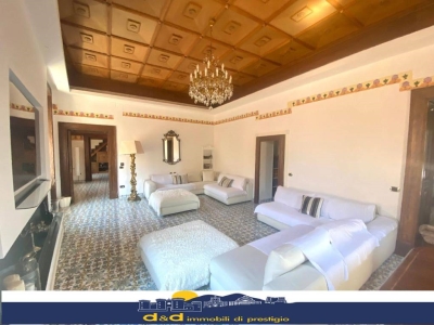 appartamento in vendita a Napoli in zona Chiaia