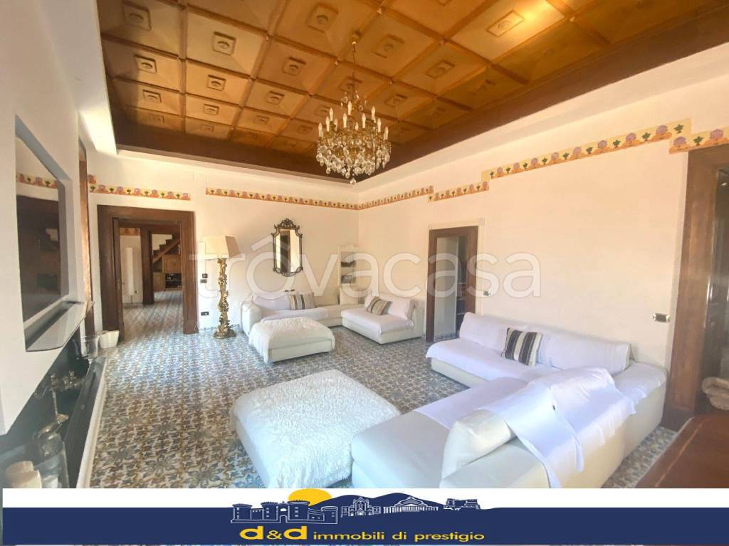 appartamento in vendita a Napoli in zona Chiaia