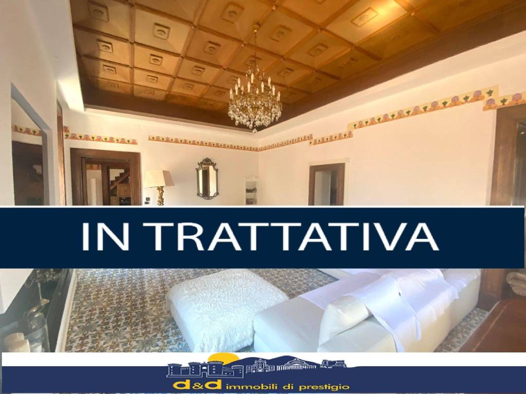 appartamento in vendita a Napoli in zona Chiaia