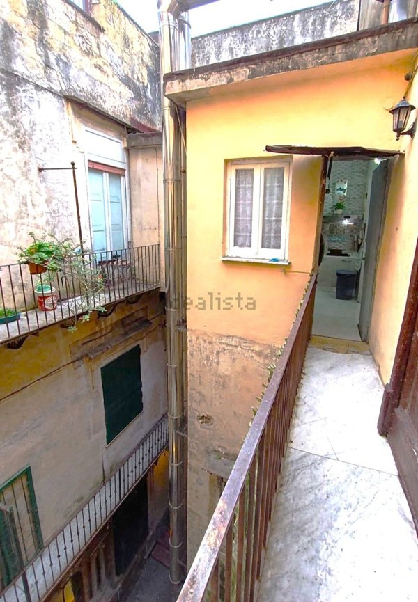 appartamento in vendita a Napoli in zona San Carlo all'Arena