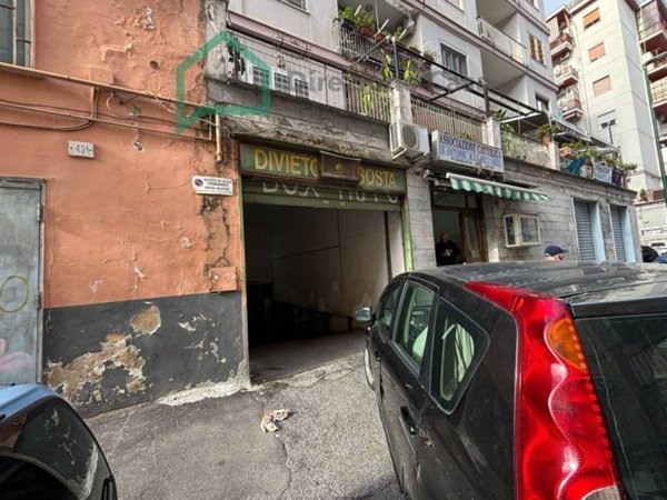 locale commerciale in vendita a Napoli in zona Vicaria