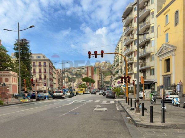 appartamento in vendita a Napoli in zona Chiaia