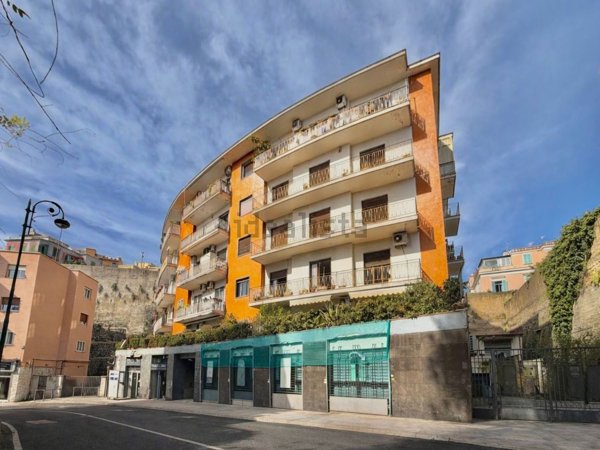 appartamento in vendita a Napoli in zona Chiaia