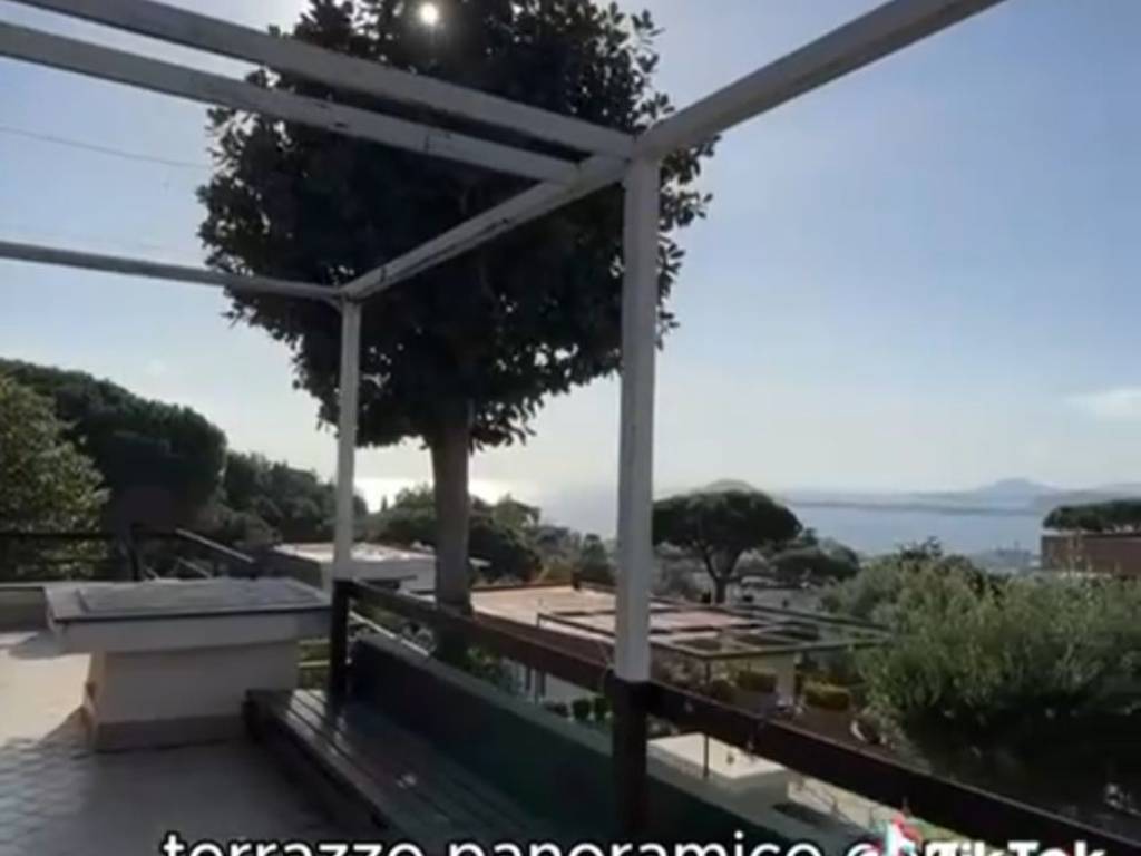 appartamento in vendita a Napoli in zona San Carlo all'Arena