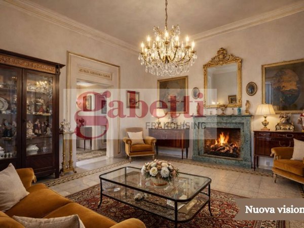 appartamento in vendita a Napoli in zona Chiaia