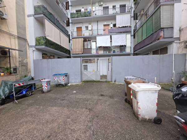 negozio in vendita a Napoli in zona Stella