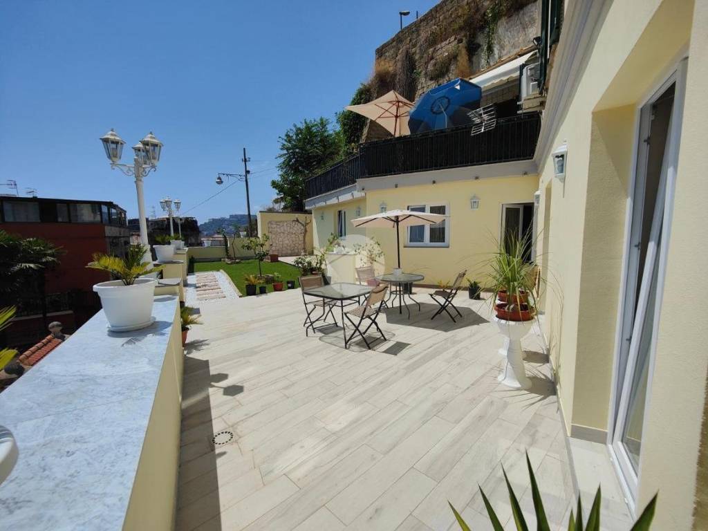 appartamento in vendita a Napoli in zona San Carlo all'Arena