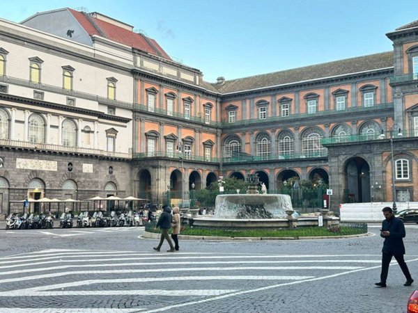 appartamento in vendita a Napoli in zona Chiaia