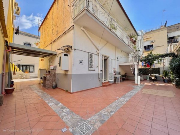 appartamento in vendita a Napoli in zona Chiaia