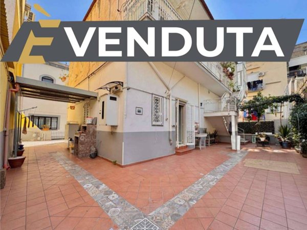 appartamento in vendita a Napoli in zona Chiaia