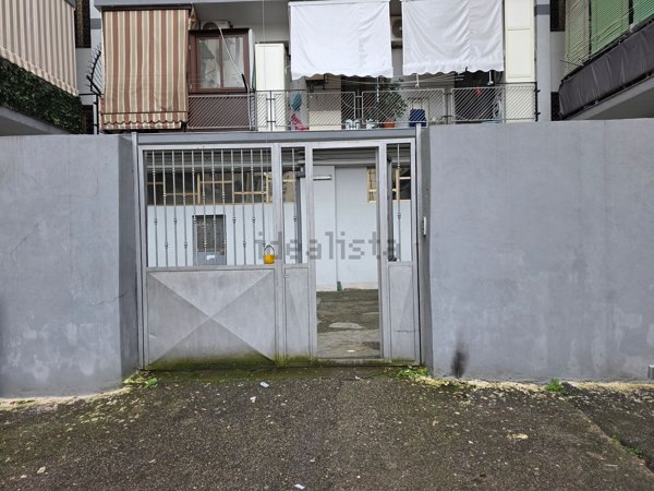 locale commerciale in vendita a Napoli in zona San Carlo all'Arena