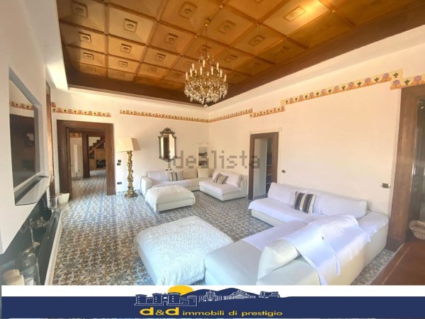 appartamento in vendita a Napoli in zona Chiaia