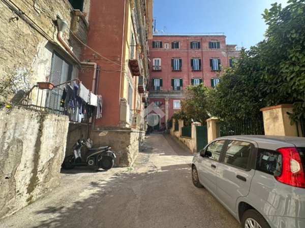 locale commerciale in vendita a Napoli in zona Chiaia