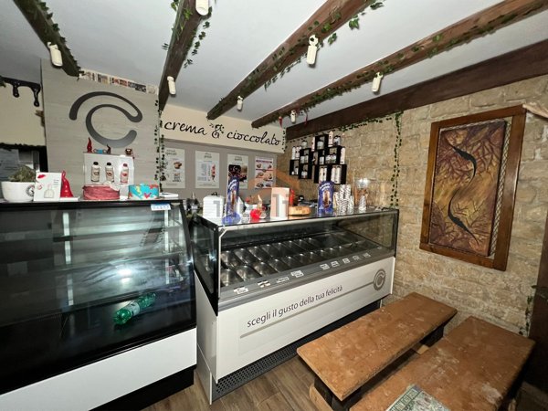 locale commerciale in vendita a Napoli