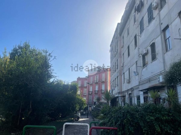 appartamento in vendita a Napoli in zona San Carlo all'Arena