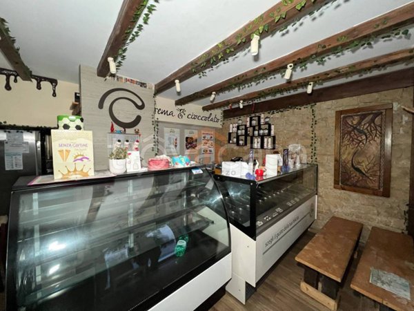 negozio in vendita a Napoli in zona Stella