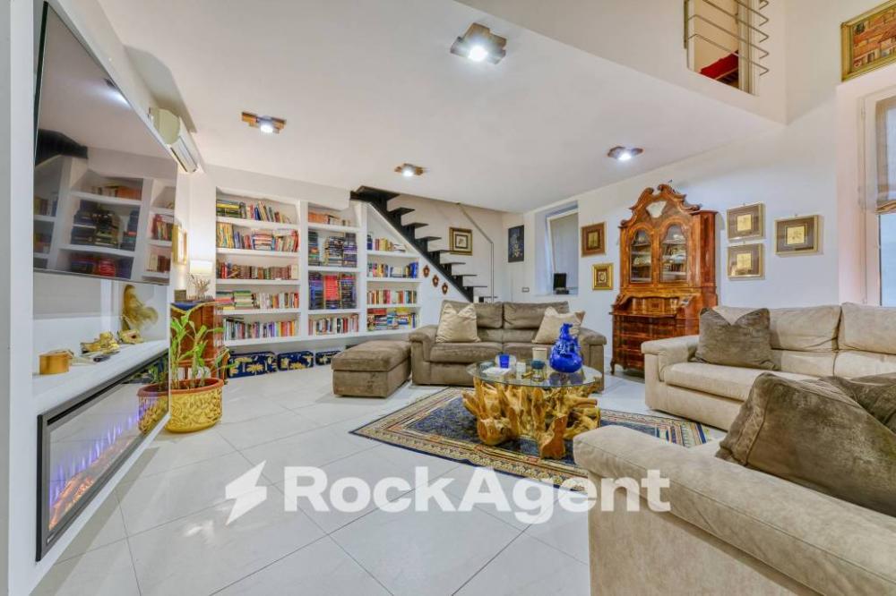 appartamento in vendita a Napoli in zona Chiaia