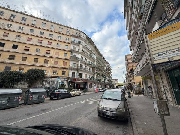 negozio in vendita a Napoli in zona Fuorigrotta