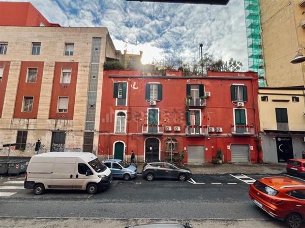 locale commerciale in vendita a Napoli in zona Chiaia