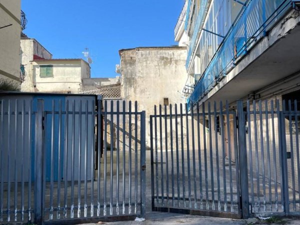 negozio in vendita a Napoli in zona Capodimonte / Colli Aminei