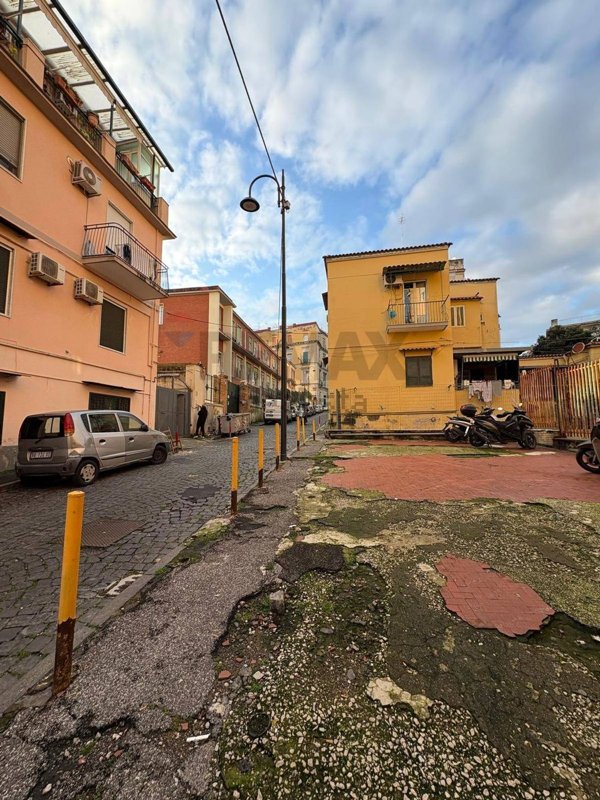 locale commerciale in vendita a Napoli in zona Stella