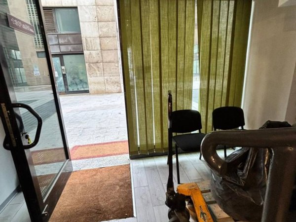 negozio in vendita a Napoli in zona Zona Industriale-Ferrovia