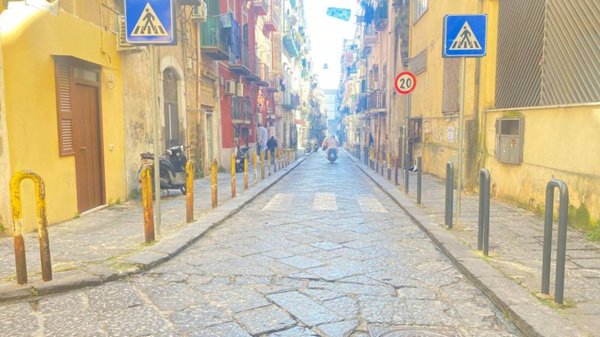 appartamento in vendita a Napoli in zona San Carlo all'Arena