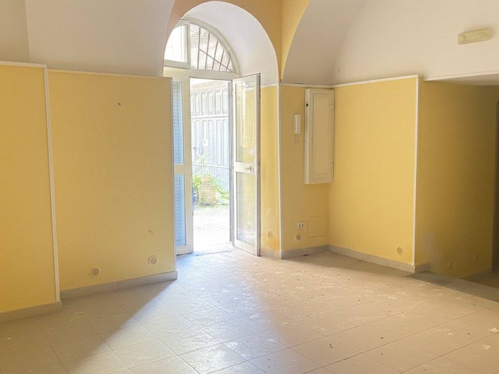 appartamento in vendita a Napoli in zona San Carlo all'Arena