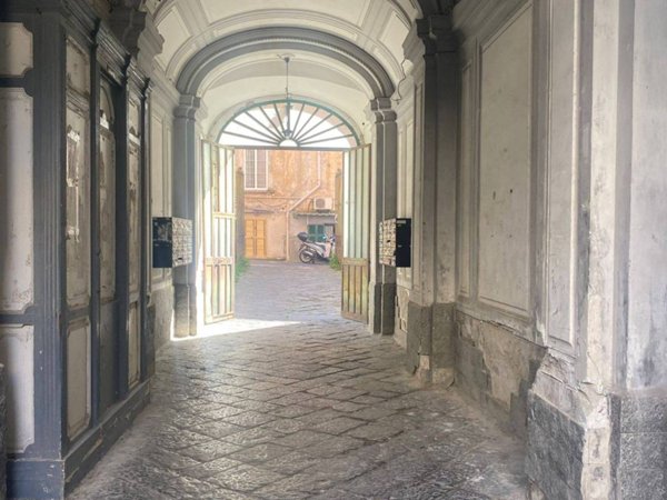 appartamento in vendita a Napoli in zona San Carlo all'Arena