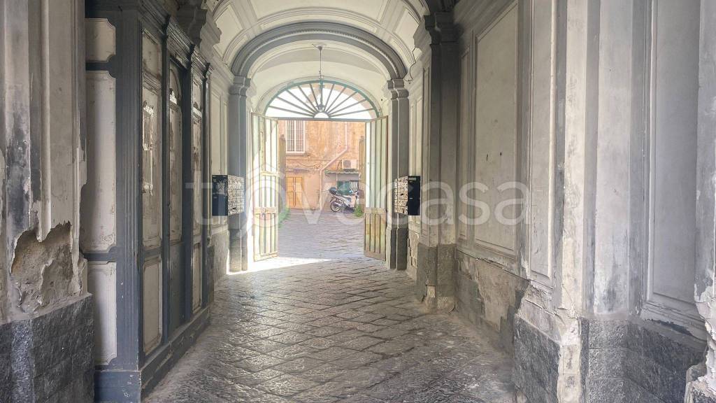 appartamento in vendita a Napoli in zona San Carlo all'Arena
