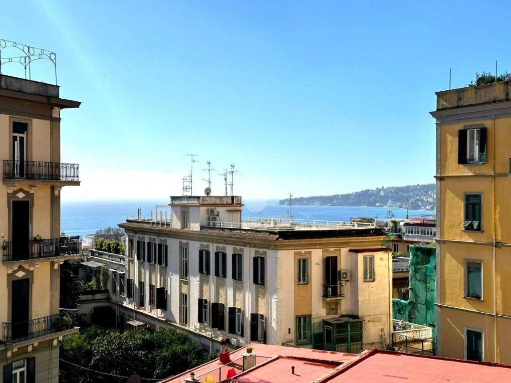 appartamento in vendita a Napoli in zona Chiaia