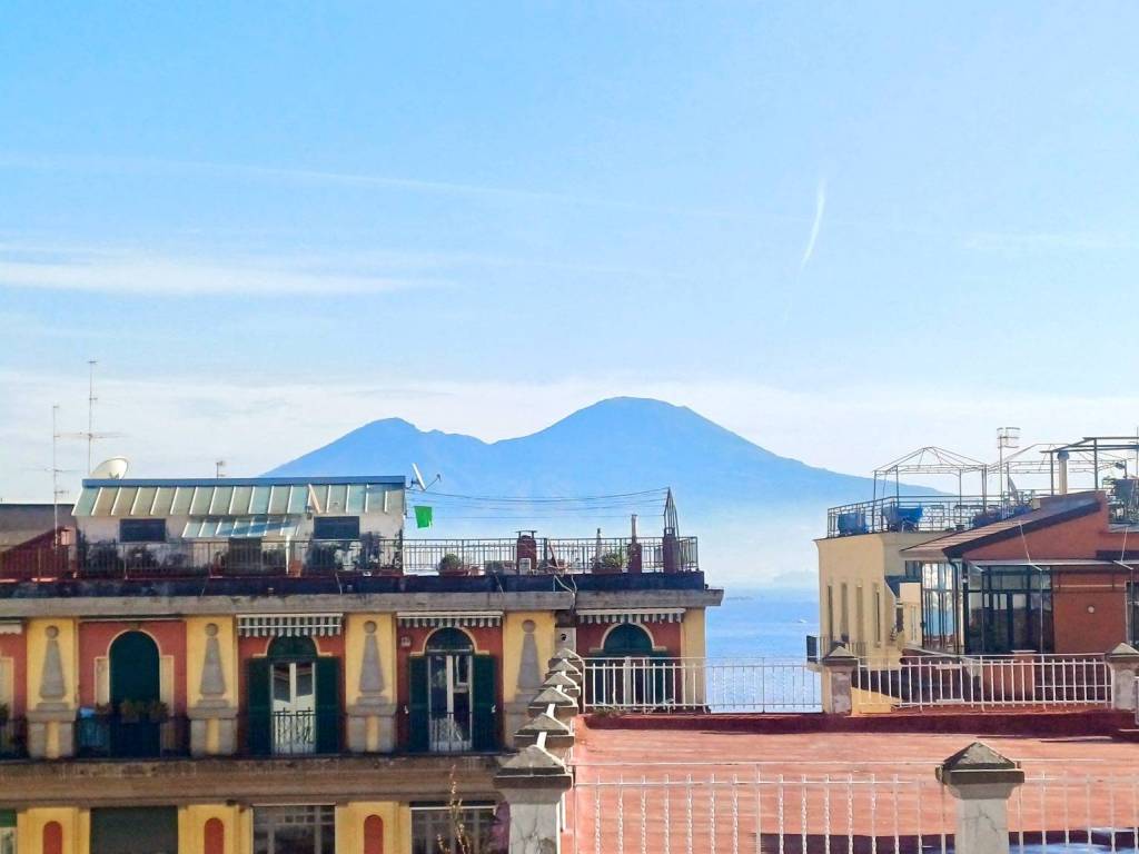 appartamento in vendita a Napoli in zona Chiaia