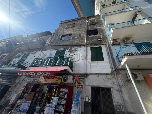 appartamento in vendita a Napoli in zona San Carlo all'Arena