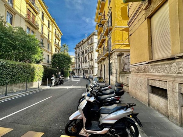 locale commerciale in vendita a Napoli in zona Chiaia