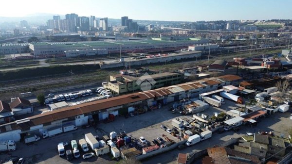 locale commerciale in vendita a Napoli in zona Zona Industriale-Ferrovia