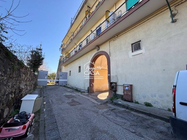 locale commerciale in vendita a Napoli in zona Barra