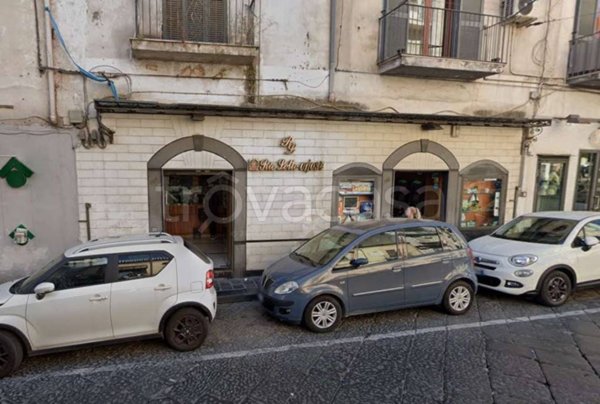 negozio in vendita a Napoli in zona San Carlo all'Arena