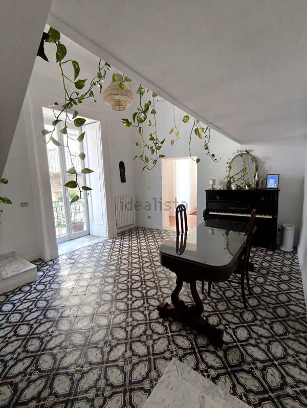 appartamento in vendita a Napoli in zona Chiaia