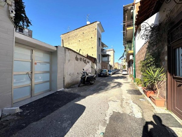 negozio in vendita a Napoli in zona Secondigliano