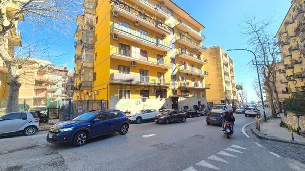 locale commerciale in vendita a Napoli in zona Arenella