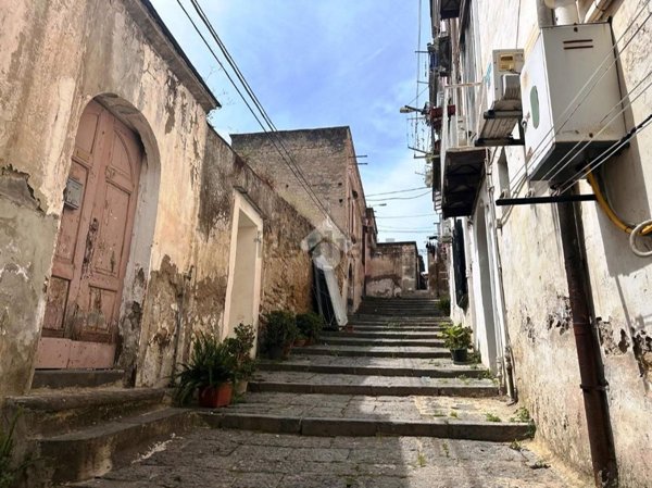 appartamento in vendita a Napoli in zona San Carlo all'Arena
