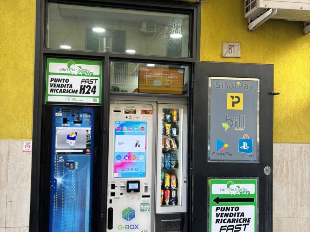 negozio in vendita a Napoli in zona Secondigliano