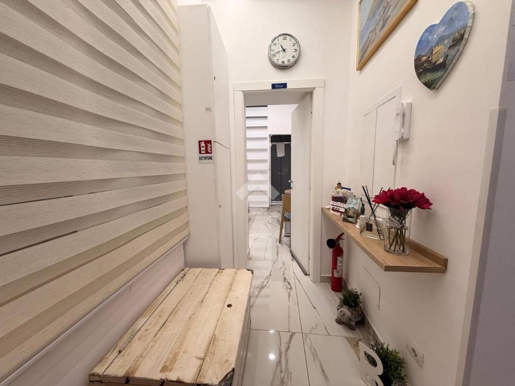 negozio in vendita a Napoli in zona Stella